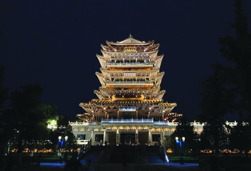亮灯后的超然楼美轮美奂 本版摄影记者周里
